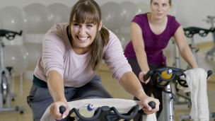 Vanessa rides an ergometer